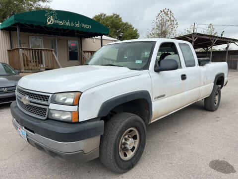 2005 Chevrolet Silverado 2500HD for sale at OASIS PARK & SELL in Spring TX