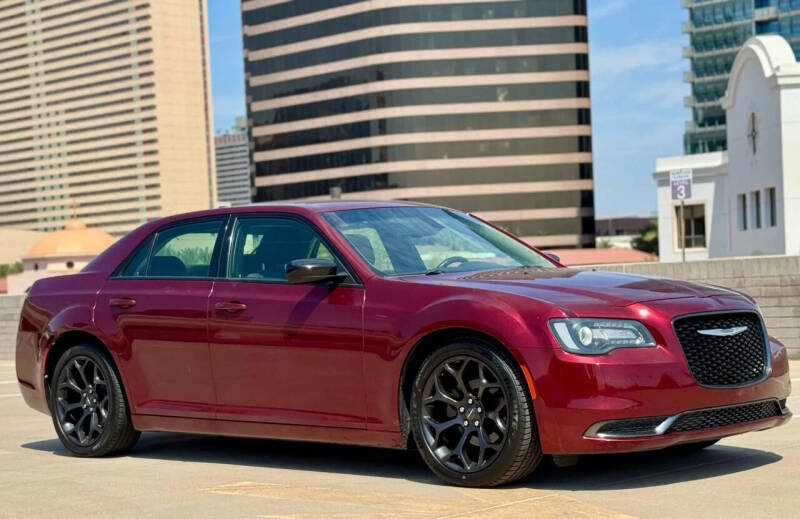 2019 Chrysler 300 Touring's photo