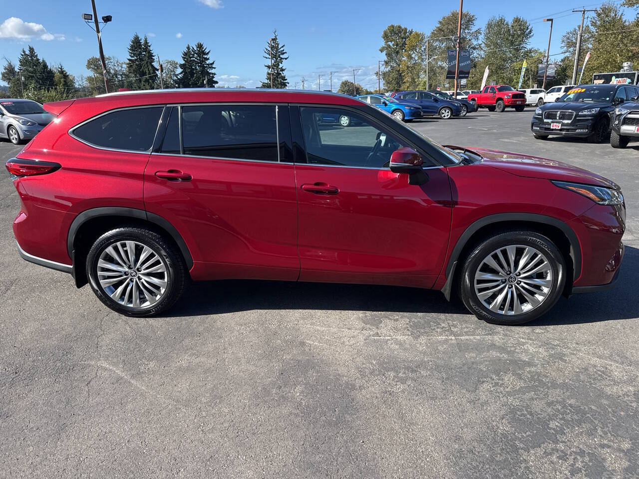 used 2022 Toyota Highlander car, priced at $38,299