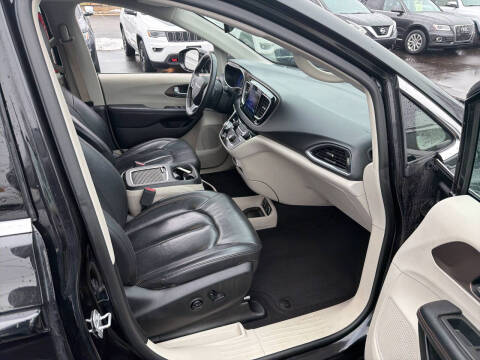 2017 Chrysler Pacifica Touring-L Plus