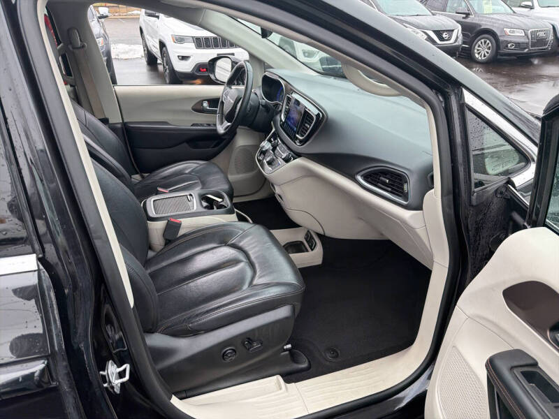 2017 Chrysler Pacifica Touring-L Plus