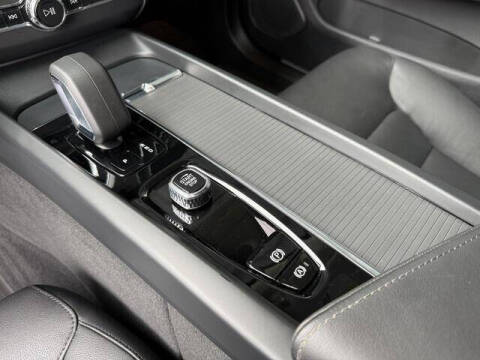 2024 Volvo XC60 B5 Core Dark Theme