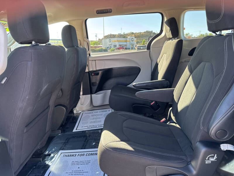 2023 Chrysler Voyager LX