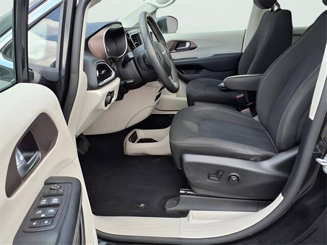 2022 Chrysler Voyager LX