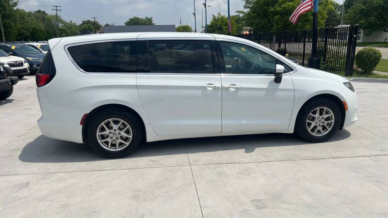2022 Chrysler Voyager LX
