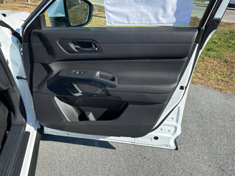 2025 Nissan Pathfinder SV