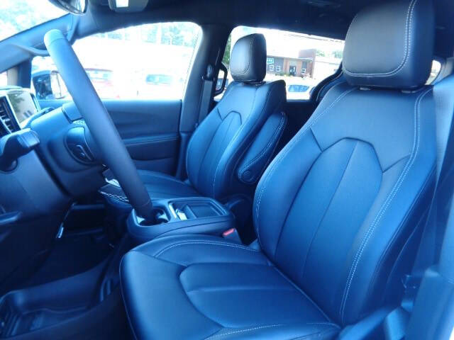 2027 Chrysler Pacifica Select