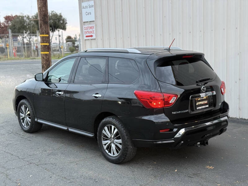 2018 Nissan Pathfinder SV
