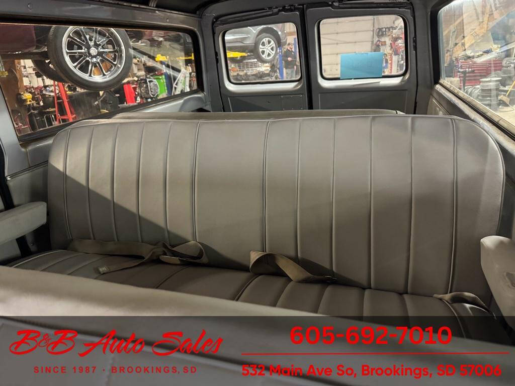 1970 Chevrolet Suburban 11