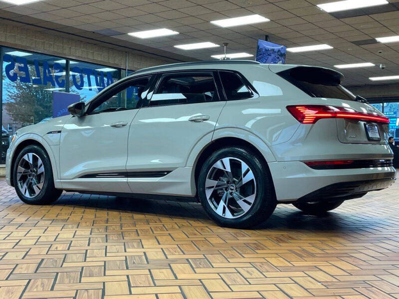 2022 Audi e-tron quattro Premium