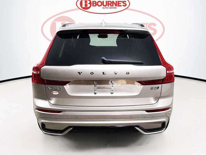 2025 Volvo XC60 B5 Core Dark Theme