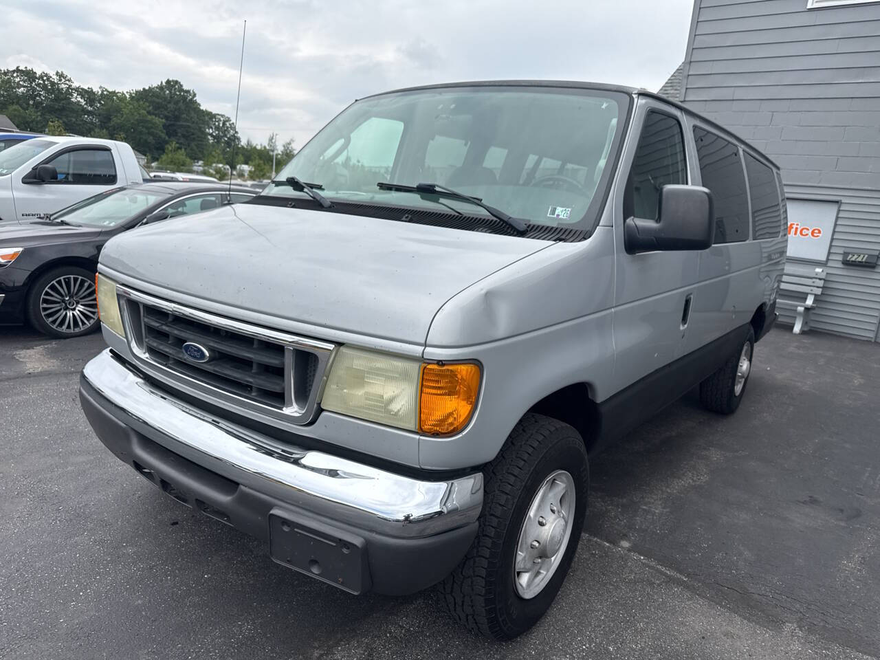 View vehicle photo 3