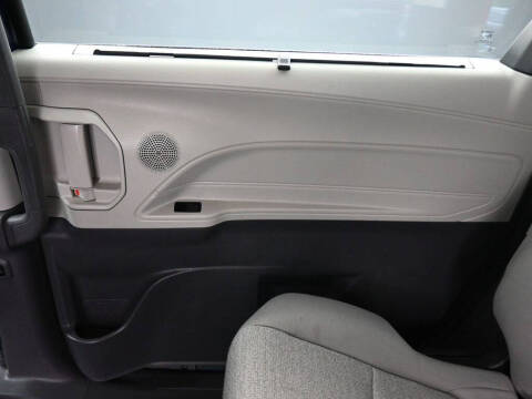 2022 Toyota Sienna LE 8-Passenger