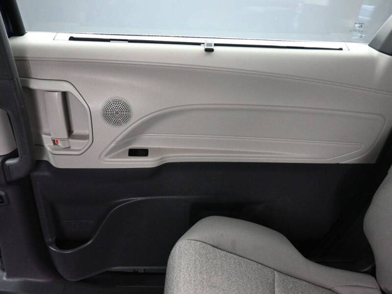 2022 Toyota Sienna LE 8-Passenger