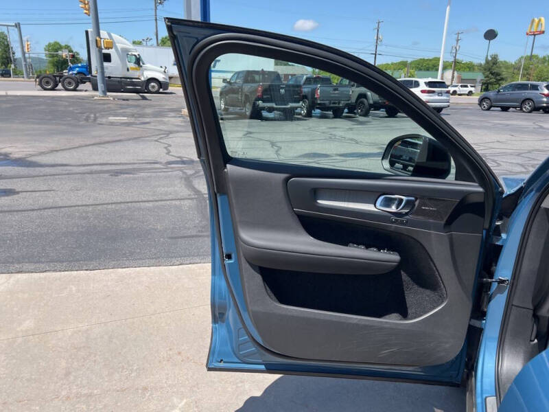 2023 Volvo XC40 B5 Plus Dark Theme