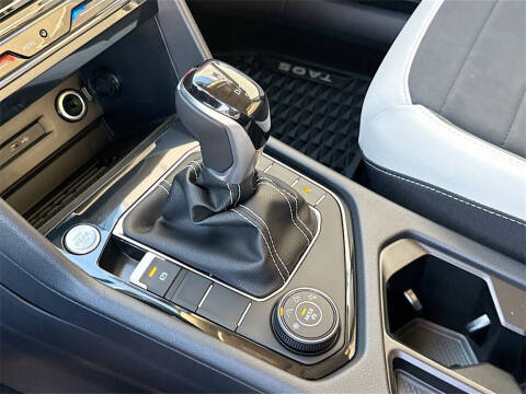 2025 Volkswagen Taos SE 4Motion