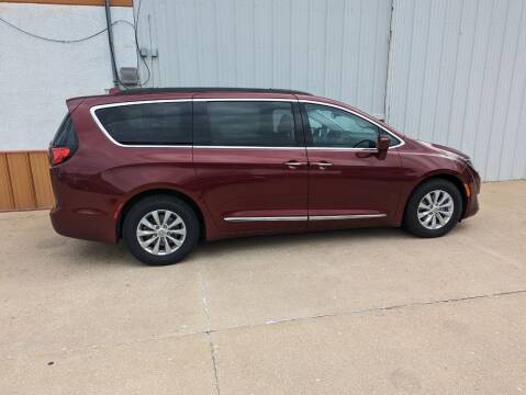 2017 Chrysler Pacifica for sale at Parkway Motors in Osage Beach MO