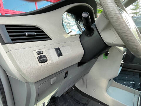 2011 Toyota Sienna SE 8-Passenger