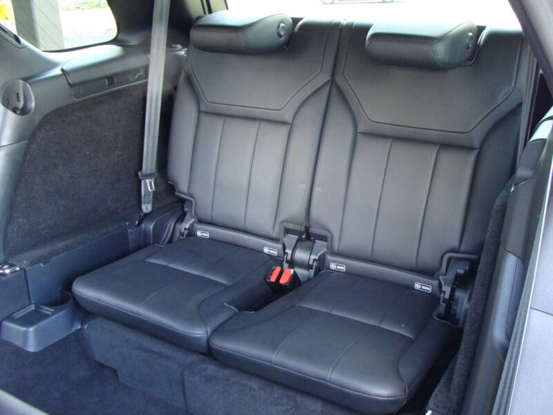 2020 Land Rover Discovery Landmark Edition