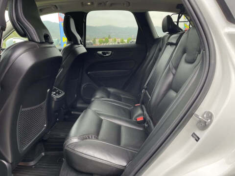 2023 Volvo XC60 B5 Ultimate Bright Theme