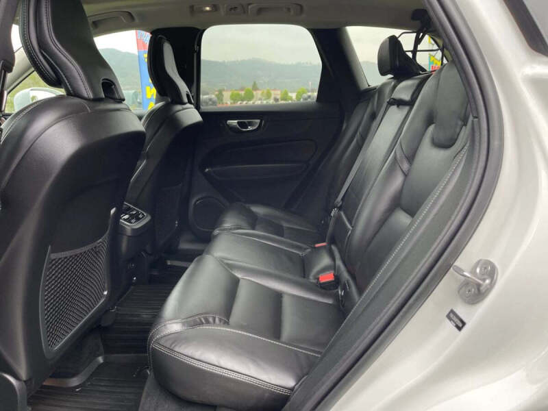 2023 Volvo XC60 B5 Ultimate Bright Theme