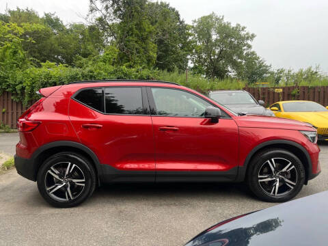 2023 Volvo XC40 B5 Plus Dark Theme