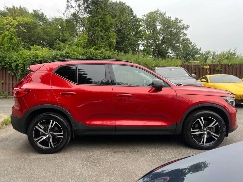 2023 Volvo XC40 B5 Plus Dark Theme