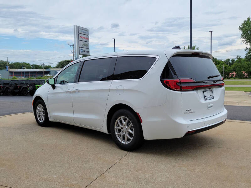 2027 Chrysler Pacifica Select