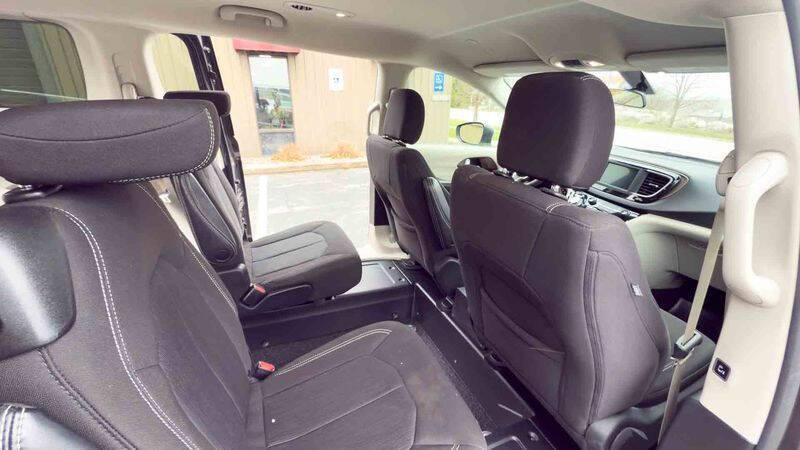 2022 Chrysler Voyager LX