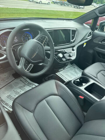 2025 Chrysler Pacifica Select