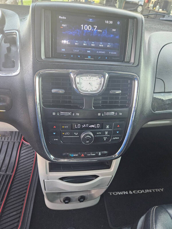 2016 Chrysler Town and Country Touring