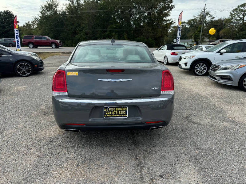 2018 Chrysler 300 Touring photo 7