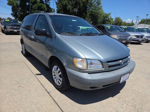 2000 Toyota Sienna LE