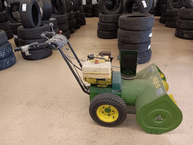 John Deere 826 Gas Snowblower