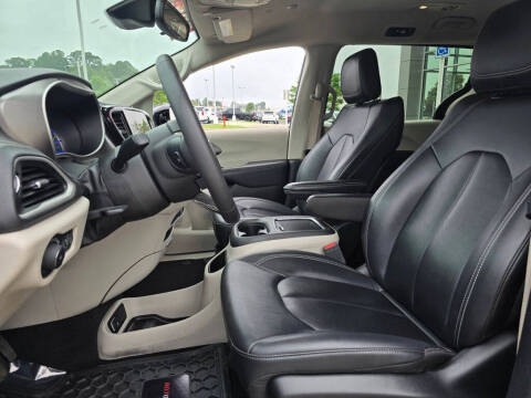 2024 Chrysler Pacifica Plug-In Hybrid Select