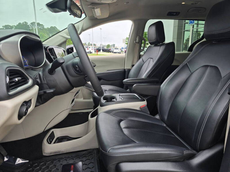 2024 Chrysler Pacifica Plug-In Hybrid Select