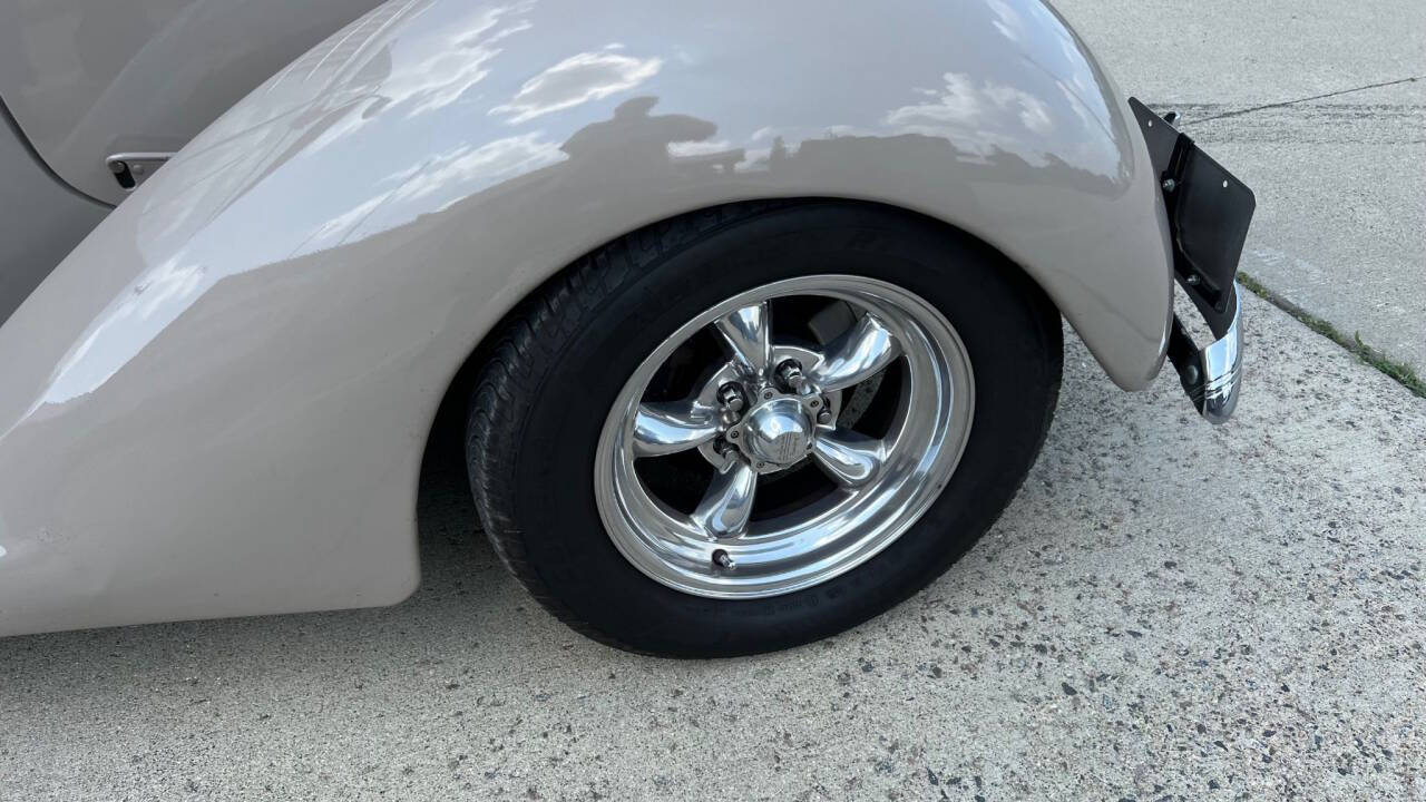1936 Ford Custom 24