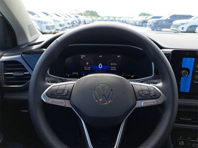 2025 Volkswagen Taos SE Black