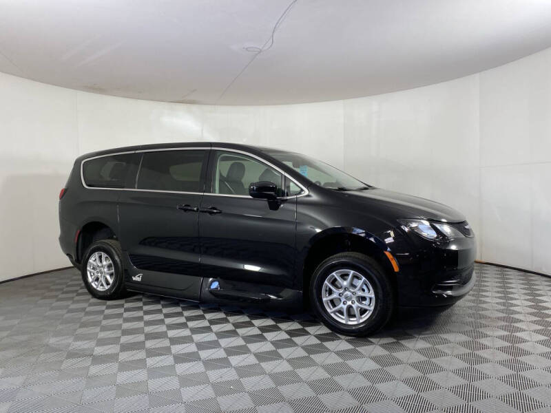 2022 Chrysler Voyager LX