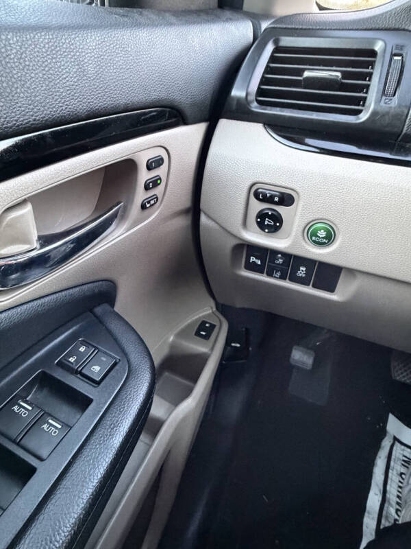 2021 Honda Pilot Touring w/Rear Captain's Chairs