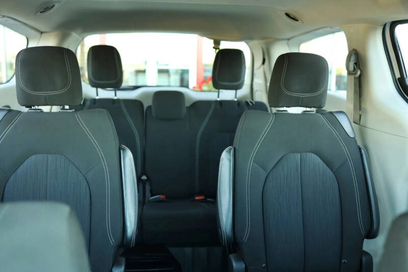 2022 Chrysler Voyager LX