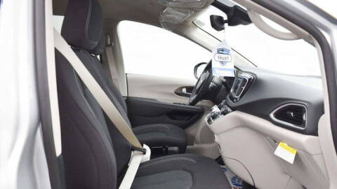 2024 Chrysler Voyager LX