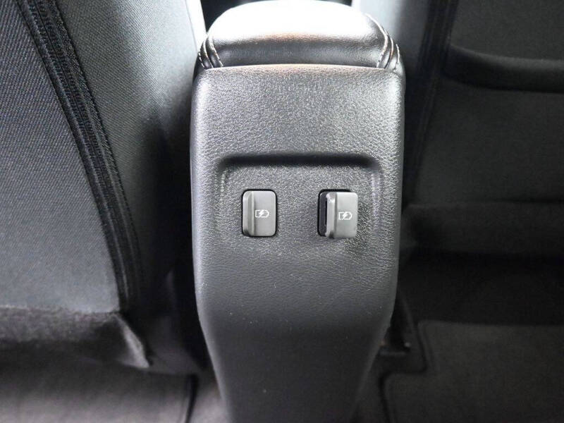 2022 Nissan Kicks SR