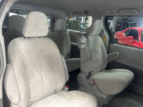 2014 Toyota Sienna LE 8-Passenger