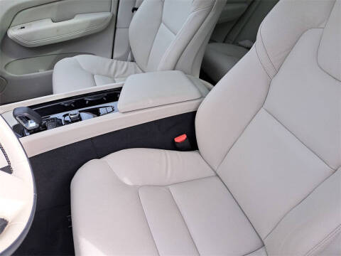 2024 Volvo XC60 B5 Core Dark Theme