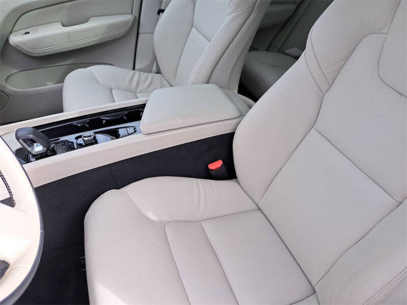 2024 Volvo XC60 B5 Core Dark Theme