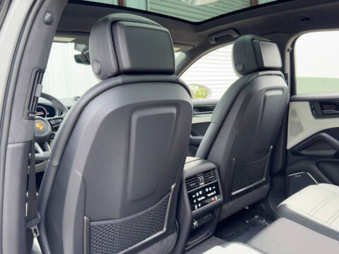 2024 Porsche Cayenne Turbo E-Hybrid Coupe