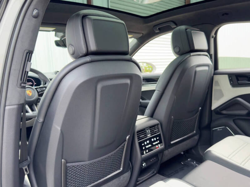 2024 Porsche Cayenne Turbo E-Hybrid Coupe