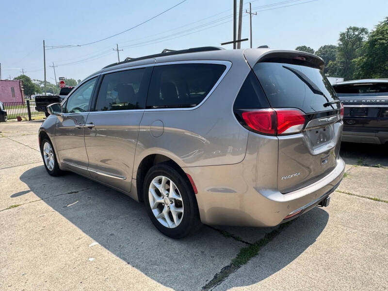 2017 Chrysler Pacifica Touring-L