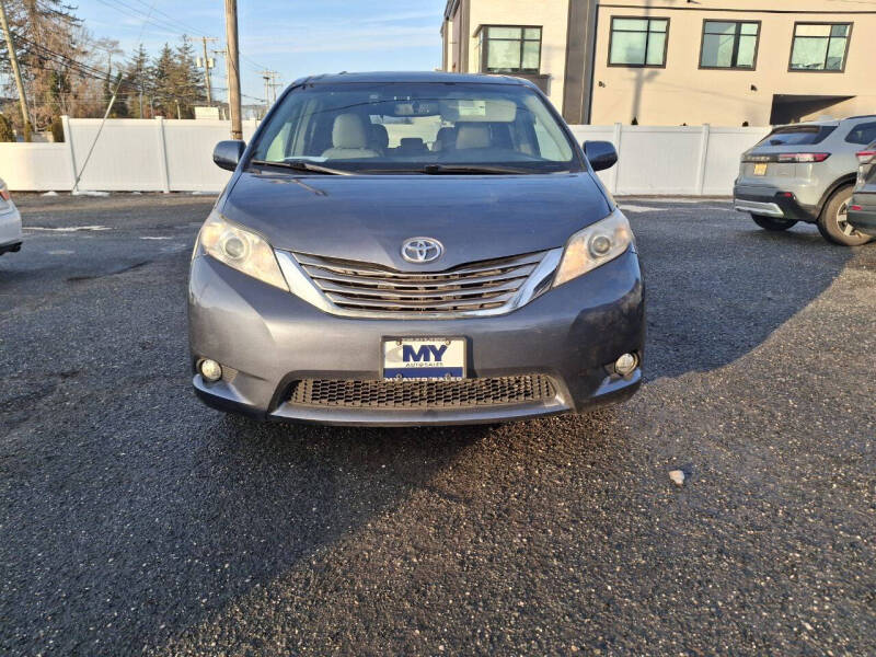 2015 Toyota Sienna XLE's photo